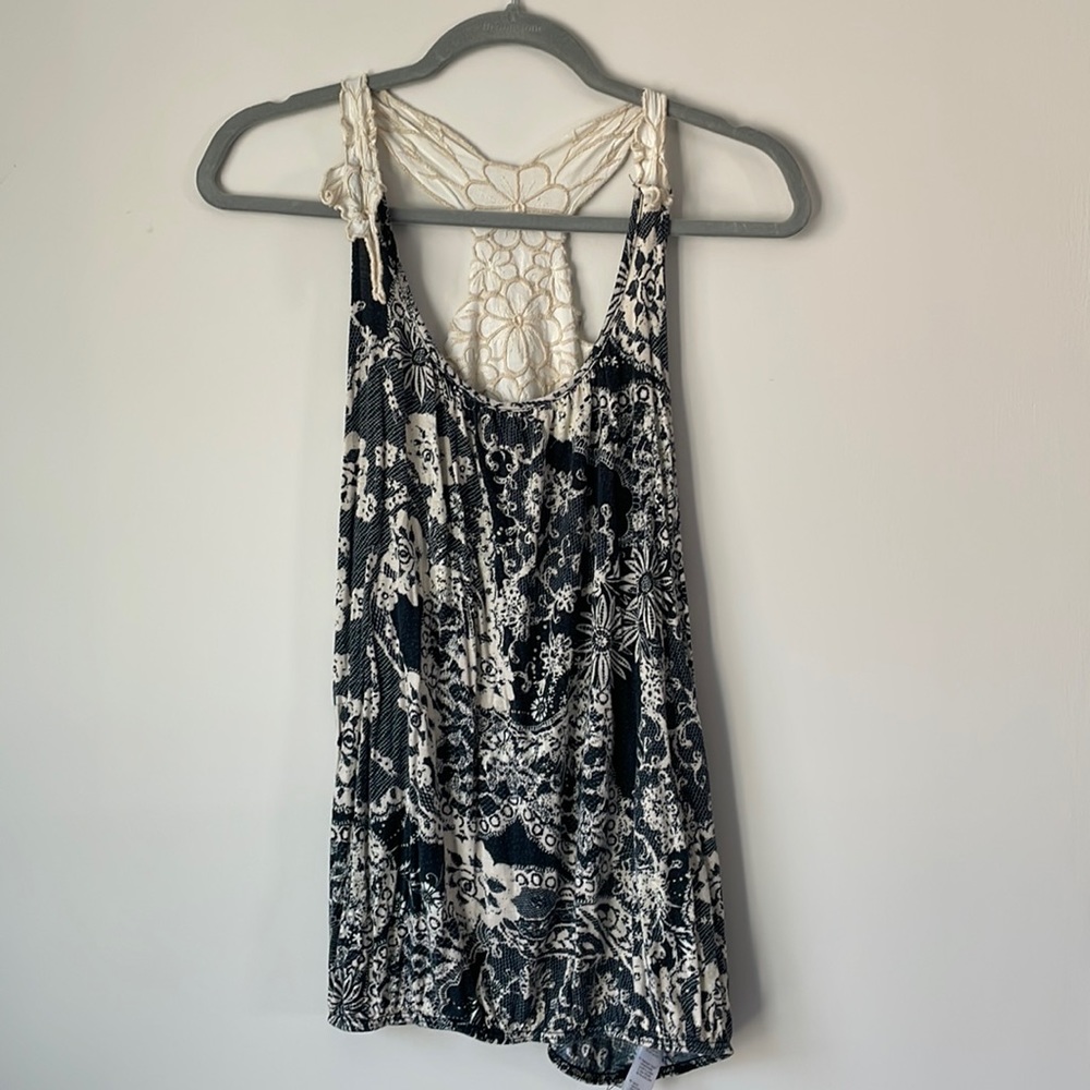 gently used women’s floral tank top